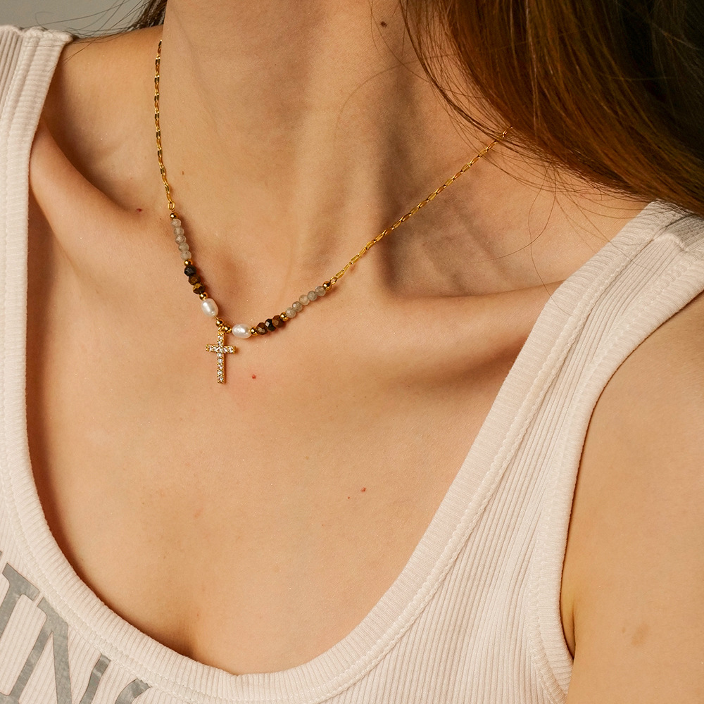 Designer Retro Pearl Cross Necklace For Women Titanium Steel Plated 18k Gold Freshwater Pearl Zircon Cross Pendant Fashion Smycken