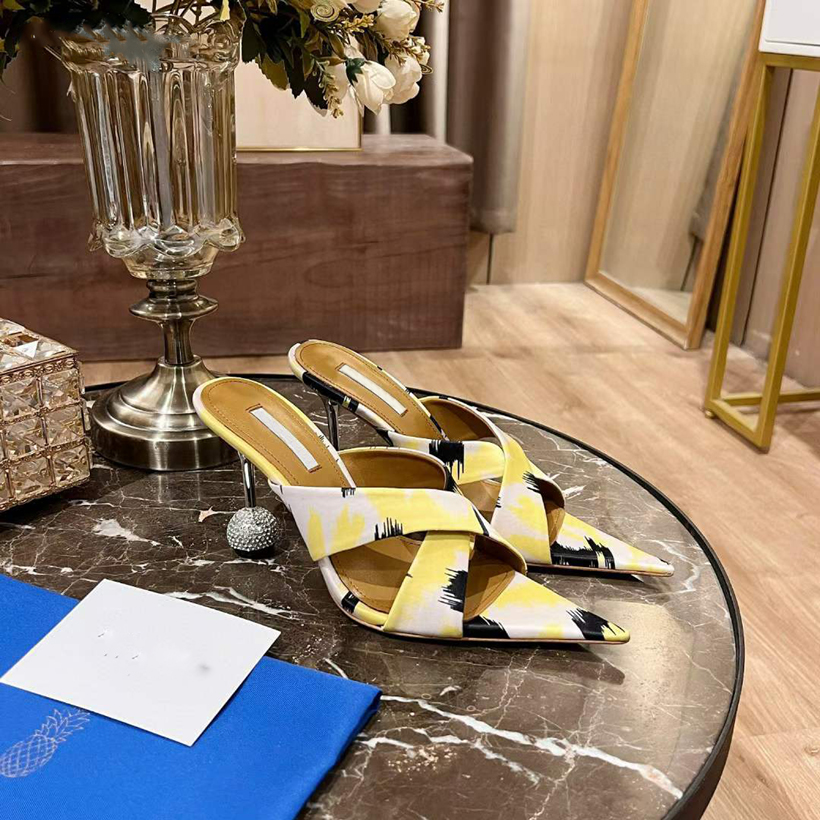 Fashion Women Sandals Papillon 100 mm مضخات إيطاليا الساتان الجاراف الكلاسيكية المشابهة أصابع قدمية Slingback Cross Strap Designer Devel Sandal High Cheels Box EU 34-42