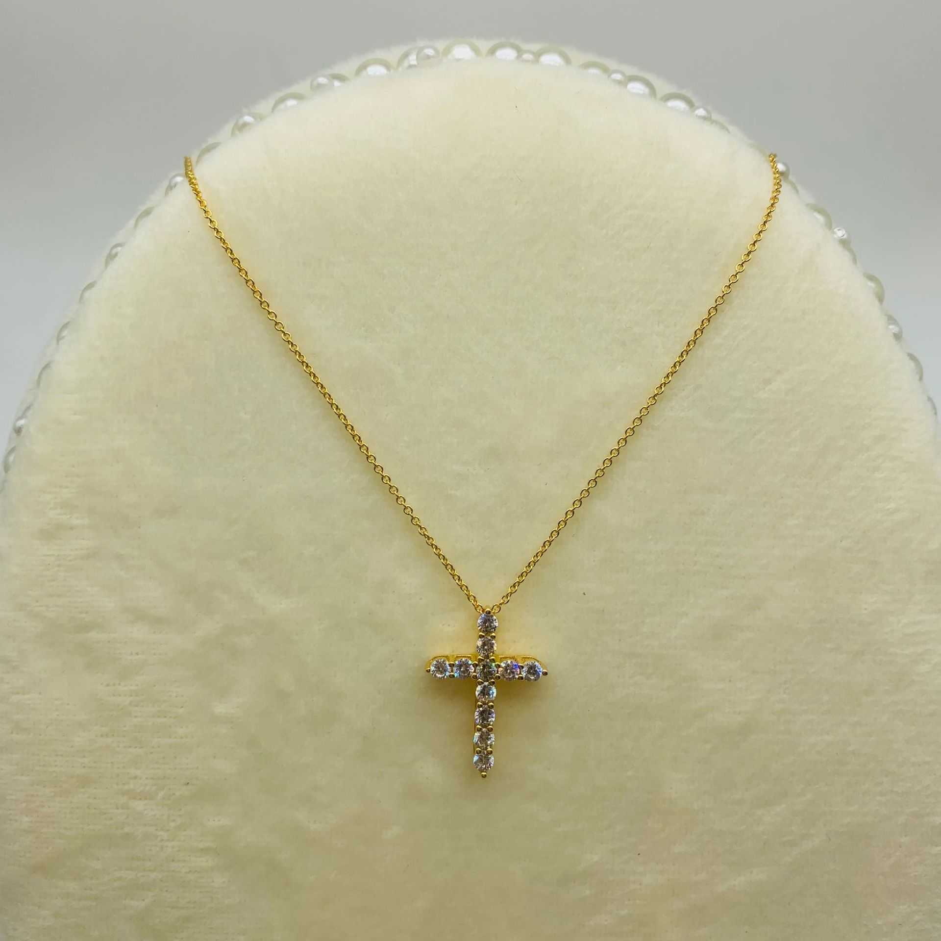 Luxury Tiffenny Designer Brand Pendant Colliers T Famille 925 Full Body Sterling Silver Cross avec collier de diamant Fashion Unisexe Spoty