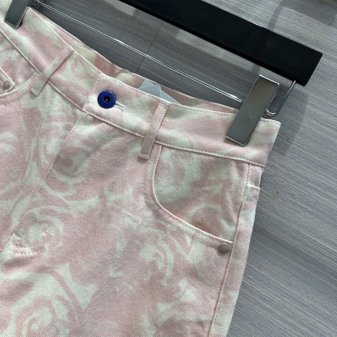 Jeans de grife 2024 Nova primavera Summer Moda com painéis de moda direta Mesmo estilo calça de luxo shorts femininos 0418-27