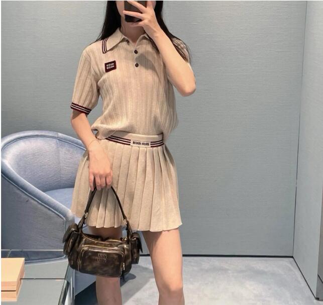 2024 Early Spring New Designer Dress Academy Style Contrast Striped Polo Neck Short sleeved Knitted Shirt Top pleated skirt set