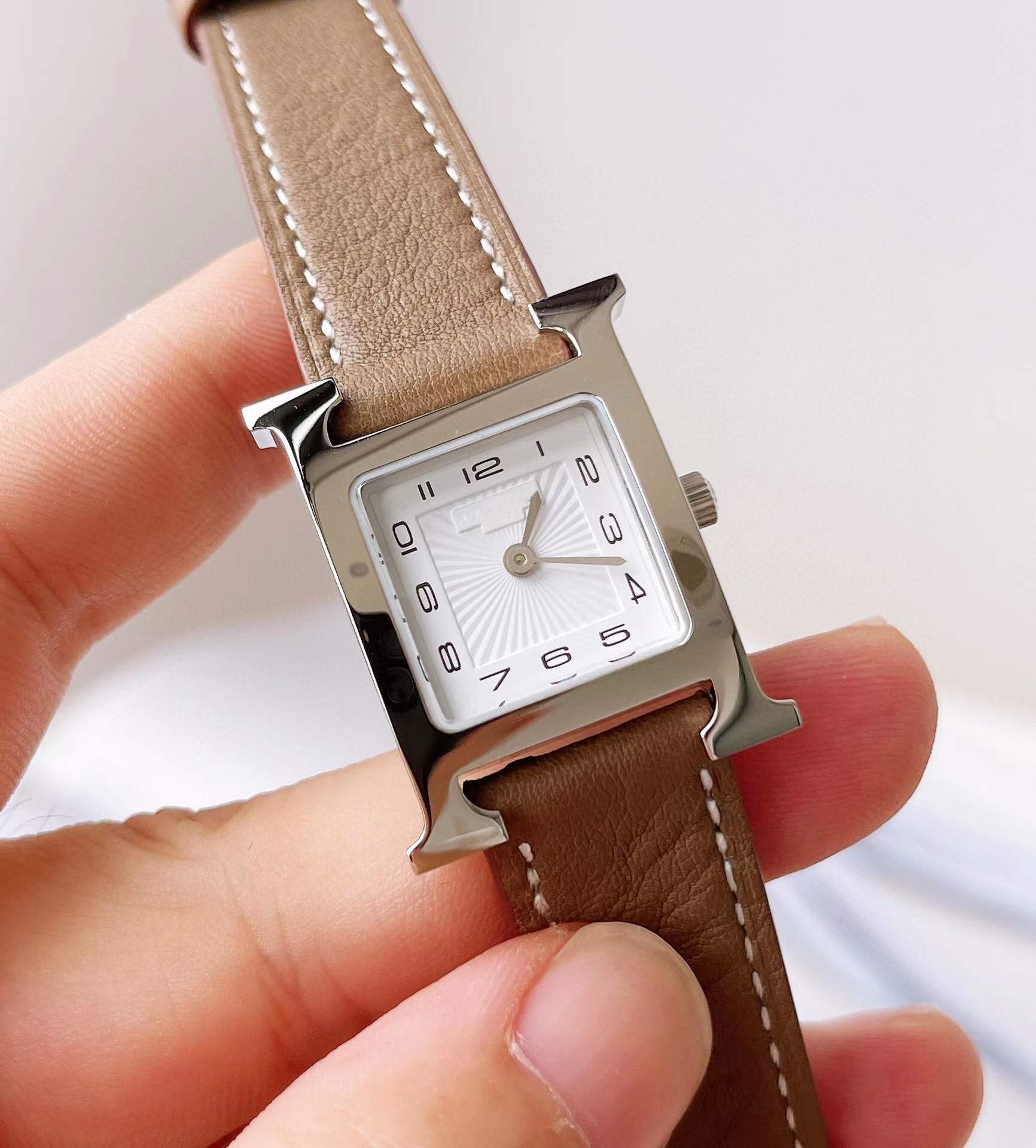 Vintage Genuine Leather Quartz Assista Feminino Sapphire Crystal Glasswatch Placa Silver Squater Número do som digital logotipo Heure Women Watches 21mm