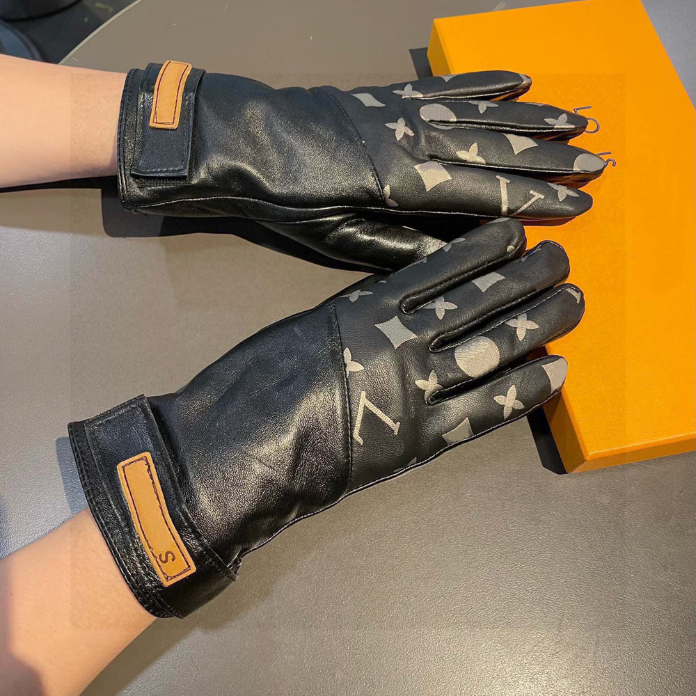 女性冬の革のデザイナーLOVレターグローブ断熱されたシープスキン指先の手袋でサイクリングするためのぬいぐるみタッチスクリーン