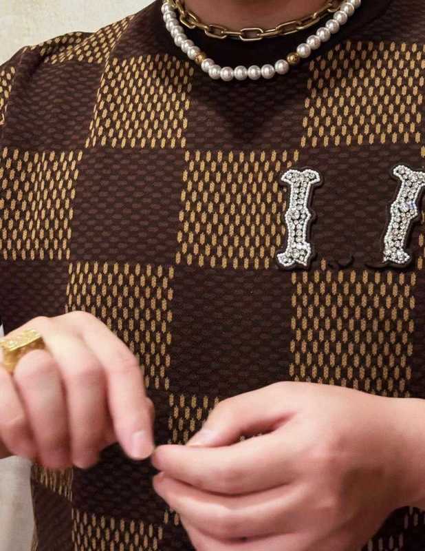 T-shirt maschile designer 24 all'inizio della primavera Nuovo scacchiera jacquard a maniche corta Modella perle di lana maglietta in lana uomo uomini e donne High Edition Zim3