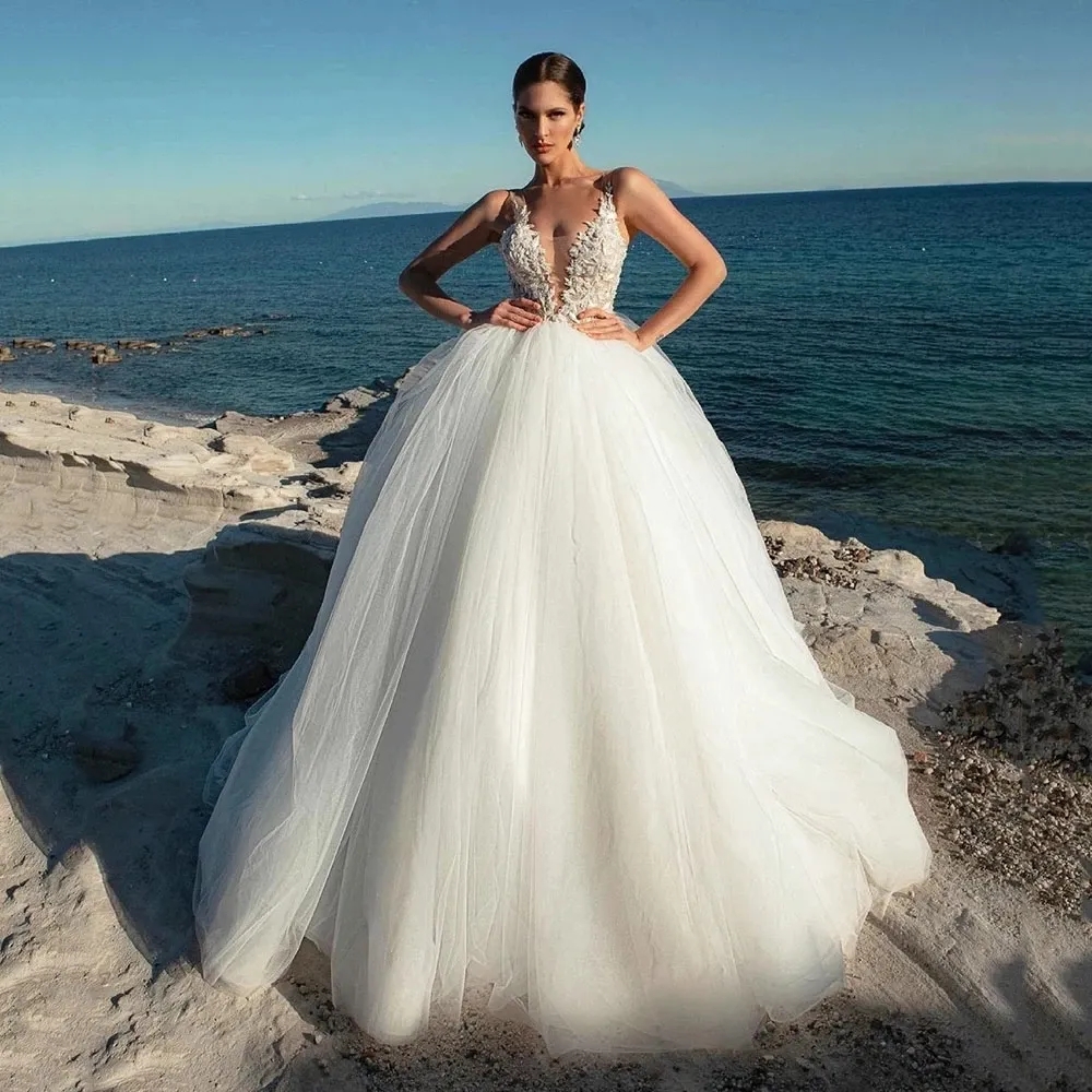 Ball Gown Wedding Dresses Beach Boho Lace Appliqued Straps Modern Princess Bridal Robes de Mariee Puffy Tulle Court Train Sexy Backless Bride Dresses Fashion AL9890