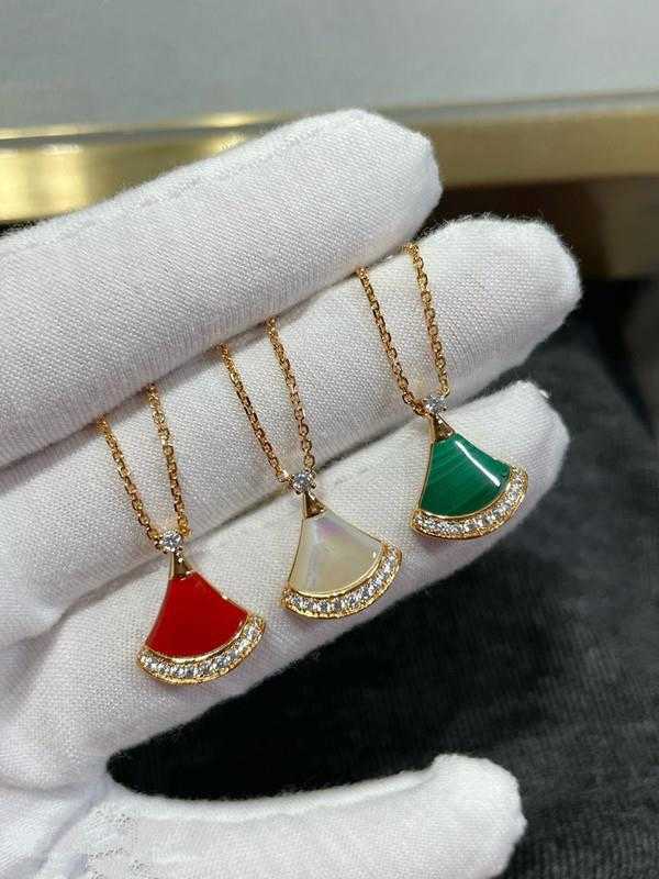 Luxury Tiffenny Designer Brand Pendant Necklaces V Jinbao Family Fan-shaped Skirt Necklace High grade Fritillaria Natural Peacock Green CNC Hand Set Diamond