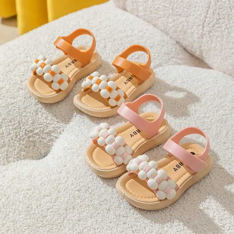 5FB5 Sandals 2024 New Childrens Slippers Summer Girls and Boys Bathroom Home Anti slip Beach Shoes Soft Soled Baby Sandals 240419