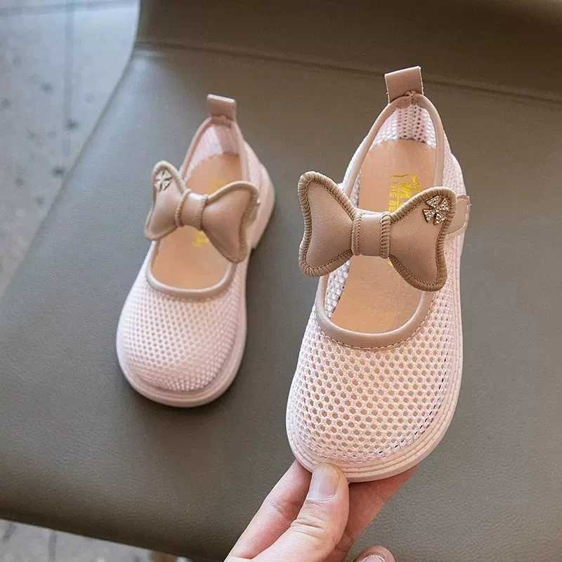 Sandaler flickor sandaler beige mesh andningsbara ihåliga utplatta flickor casual skor rosa mode non-halp mjuk botten barn baby sandaler 240419