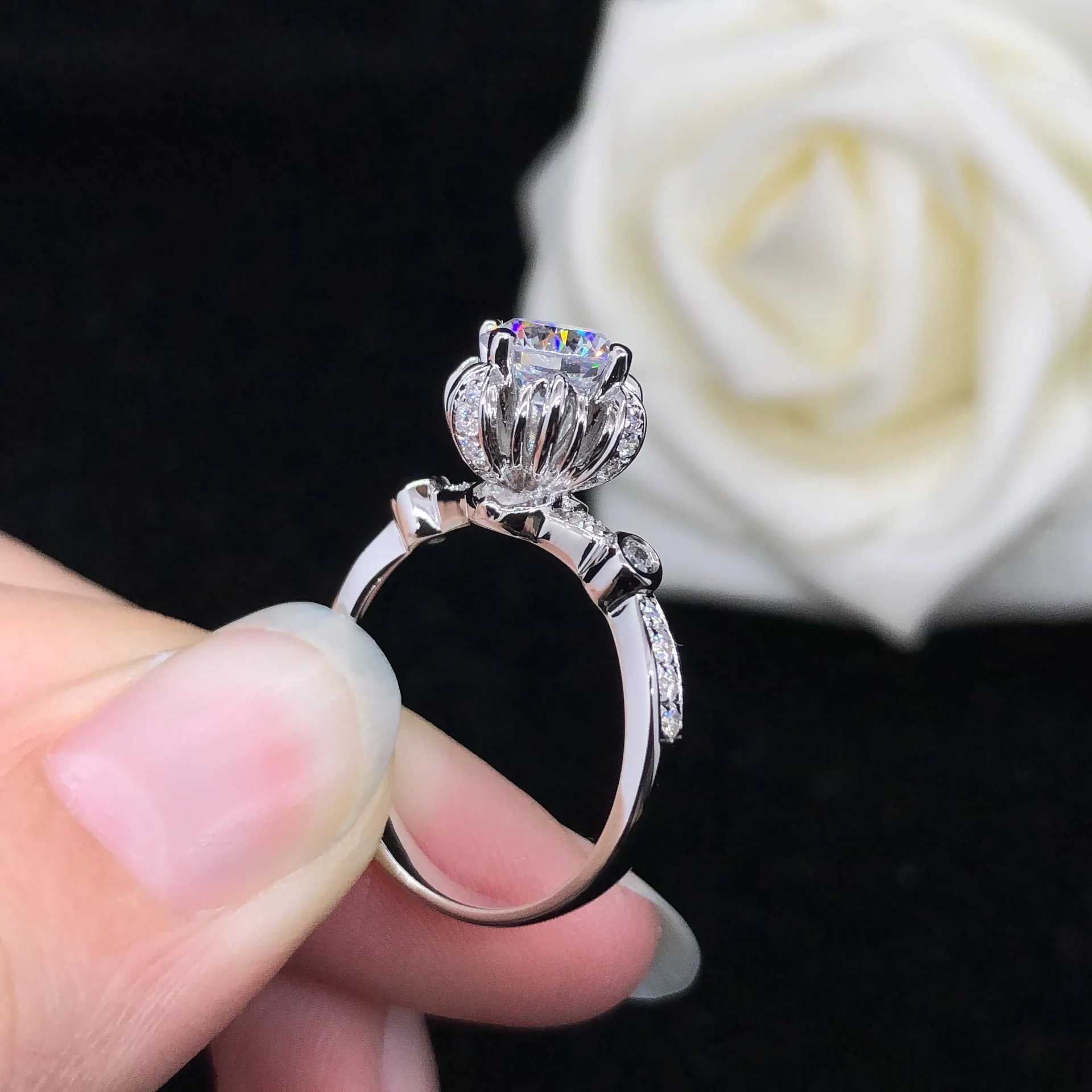 Кольцо для солистого сплошного 14K Белое золото AU585 Platinum Pt950 Chrysanthemum moissanite Ring Diamond Ring Famens Wedding Band D240419