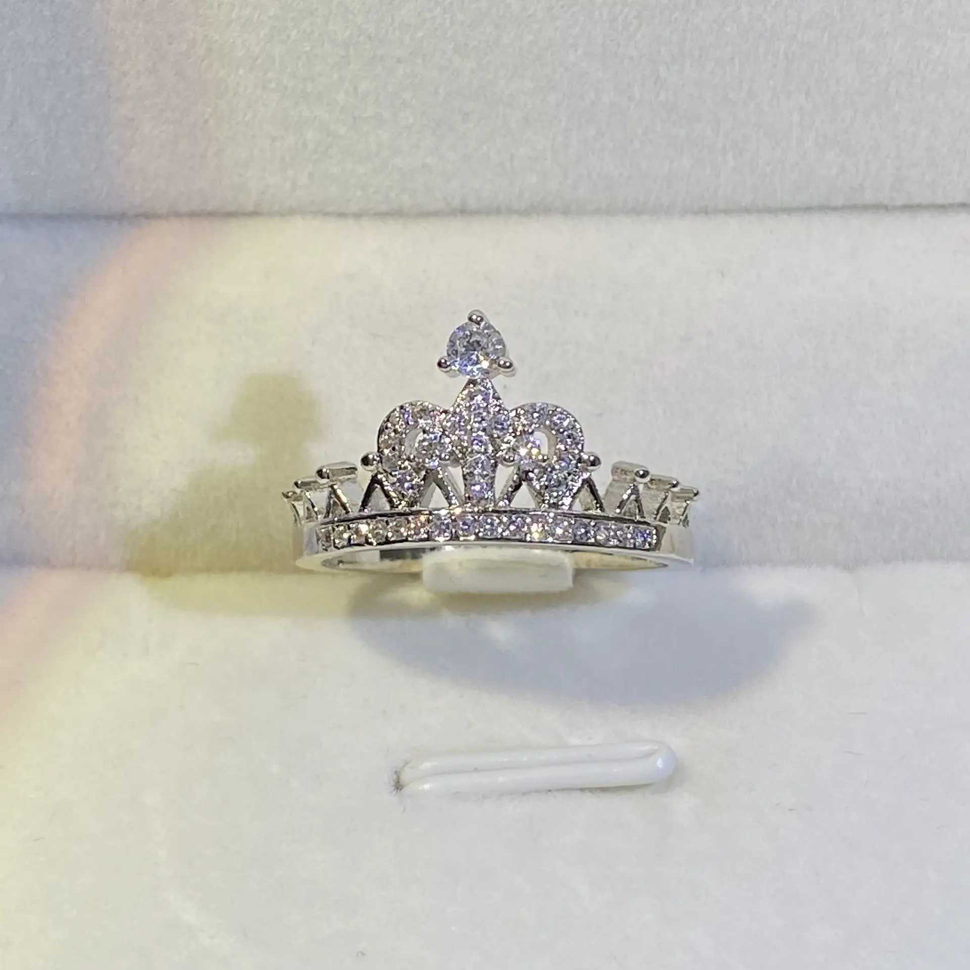 Pierścień Solitaire Bling romantyczna księżniczka korona cyrkonia biały złoty pierścionek żeńska parą zaręczynową biżuterię mody prezent D240419