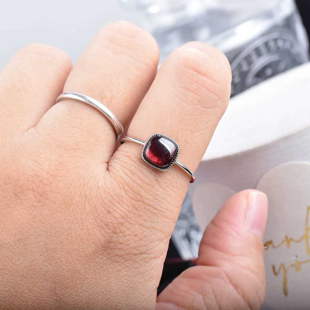 Pierścień Solitaire Itsmos Square Garnet Pierścienie Birthstone Kamienigłości S925 STRINLING SREBRNY STOKOWANY PIERŚCIEŃ PIERŚCIENI BINDING BINDIN BINDIN Prezenty dla kobiet D240419