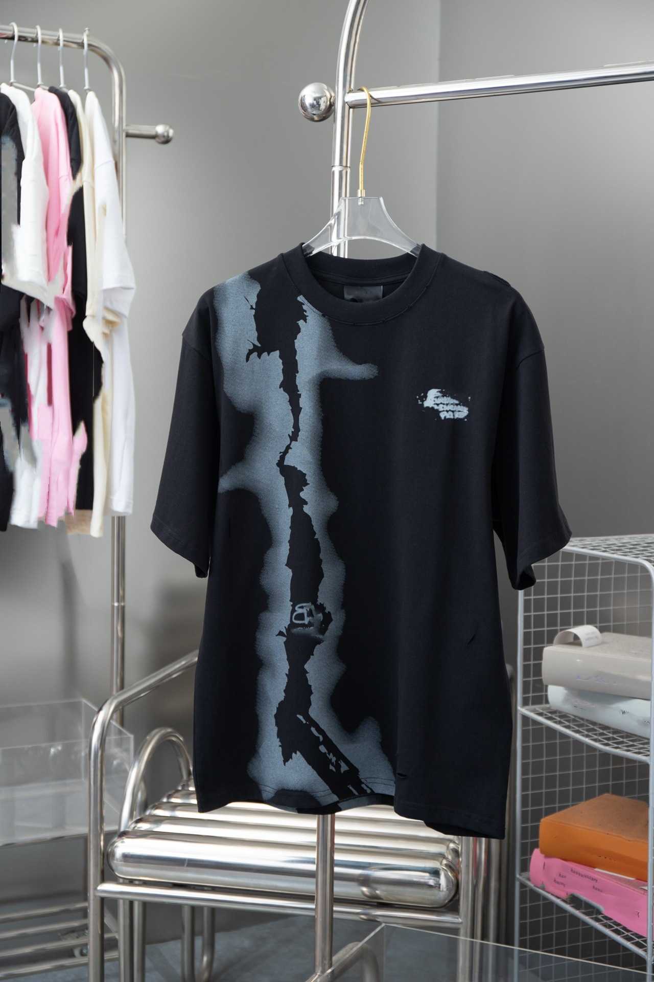 Vêtements de designer de haute qualité Paris Modèle correct Texte T-shirt à manches courtes fragmentées avec texture mate Soft Touch Couple Style