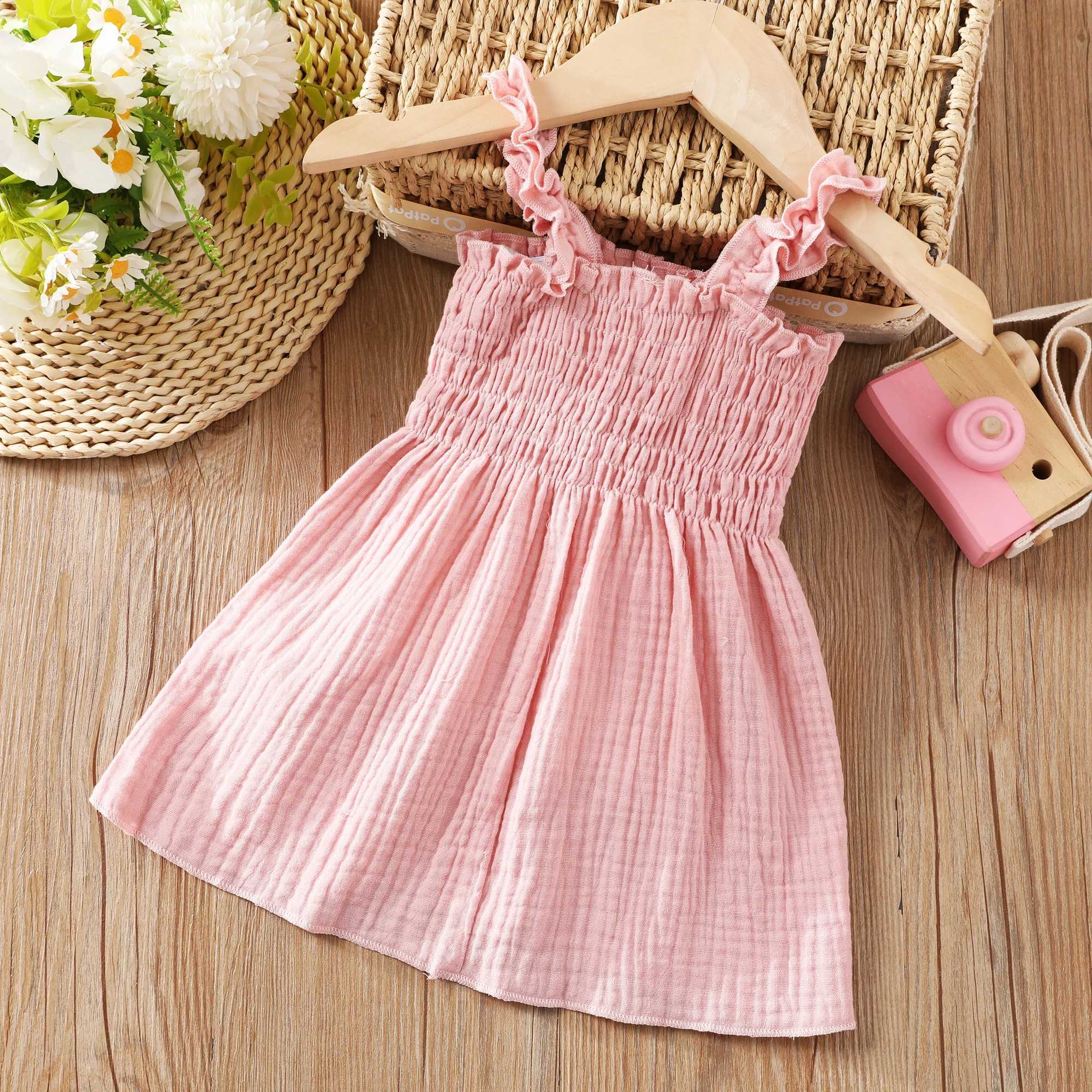 Girl's Dresses Casual smocked Pink Cotton Baby Dress for Girls 1 st Lämplig för sommarsäsongen mjuk och bekväm D240423