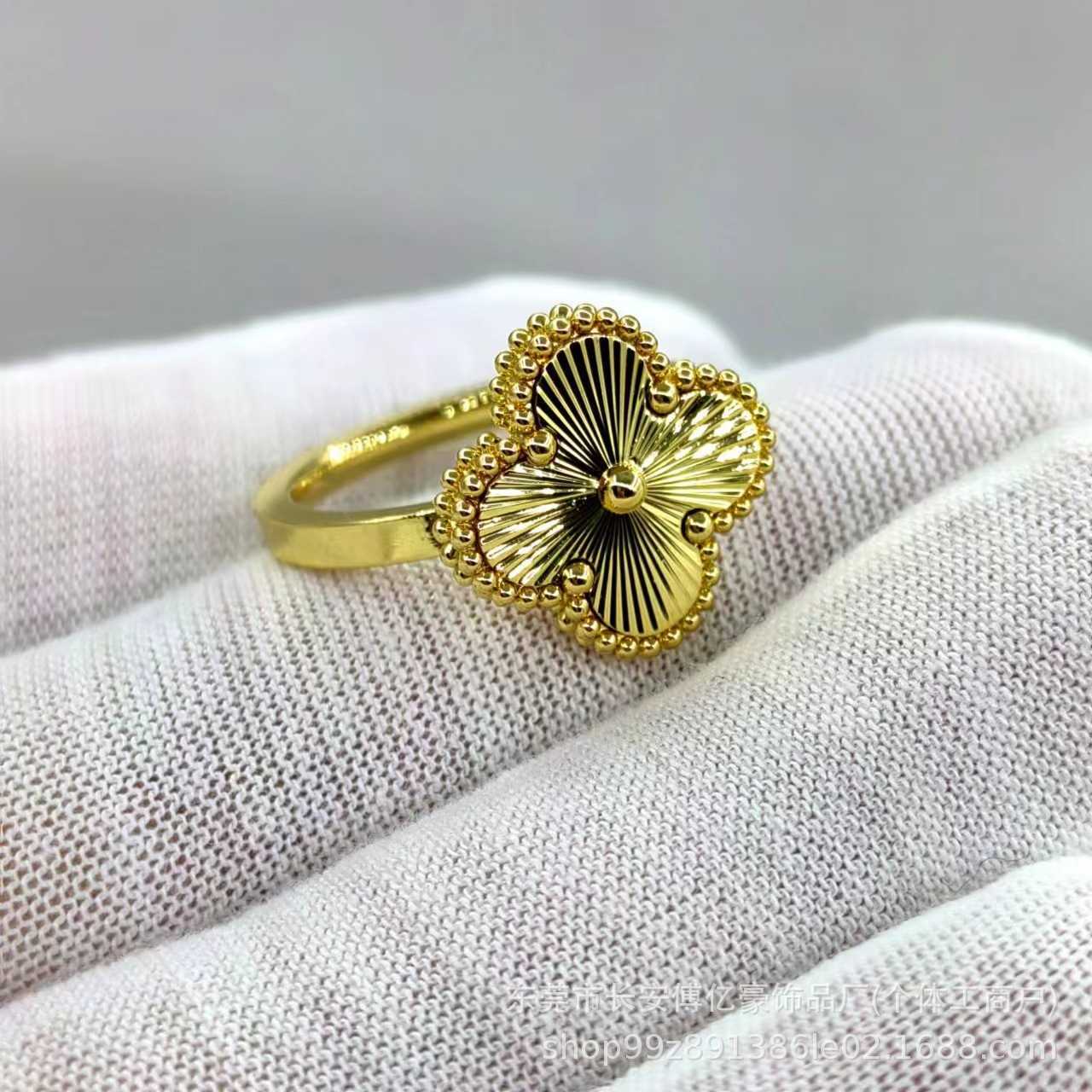 Designer sênior original V Golden Vancefe Clover Ring Hot Selling Fashion Fashion Index Light Light Luxury e Sique Desenho Sense