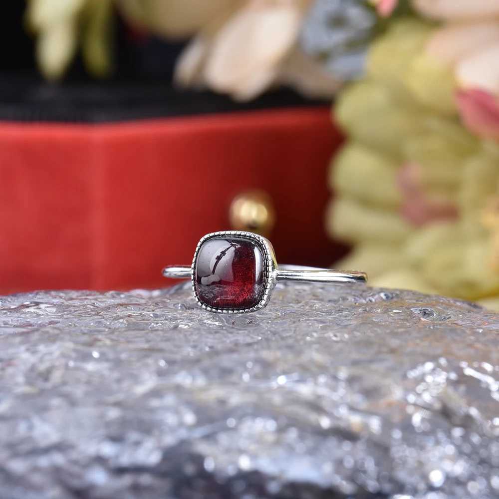 Pierścień Solitaire Itsmos Square Garnet Pierścienie Birthstone Kamienigłości S925 STRINLING SREBRNY STOKOWANY PIERŚCIEŃ PIERŚCIENI BINDING BINDIN BINDIN Prezenty dla kobiet D240419