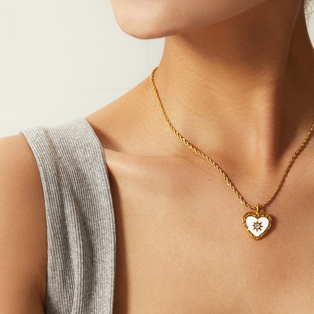 Designer Summer Summer Vintage Fried Perk Twists Chain Heart Coeur en forme de zircon Pendant Collier pour femmes en acier inoxydable en acier inoxydable