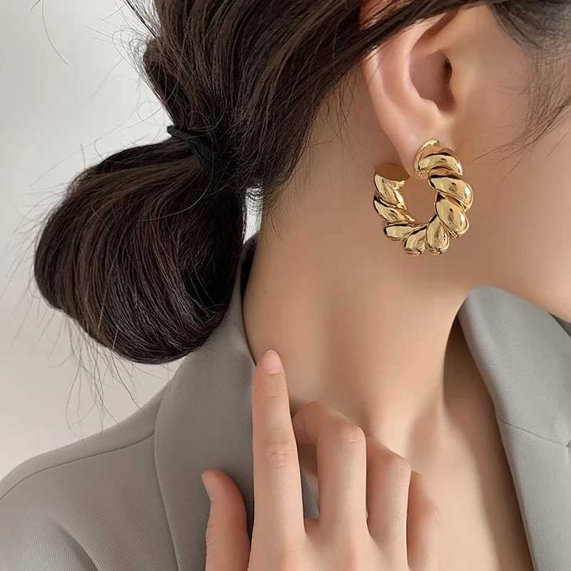 Other Earrings 2024 trend Womens Earrings Geometric Twist C-shaped Earrings Personalized Fashion Exaggerated Metal Jewelry for Women 240419