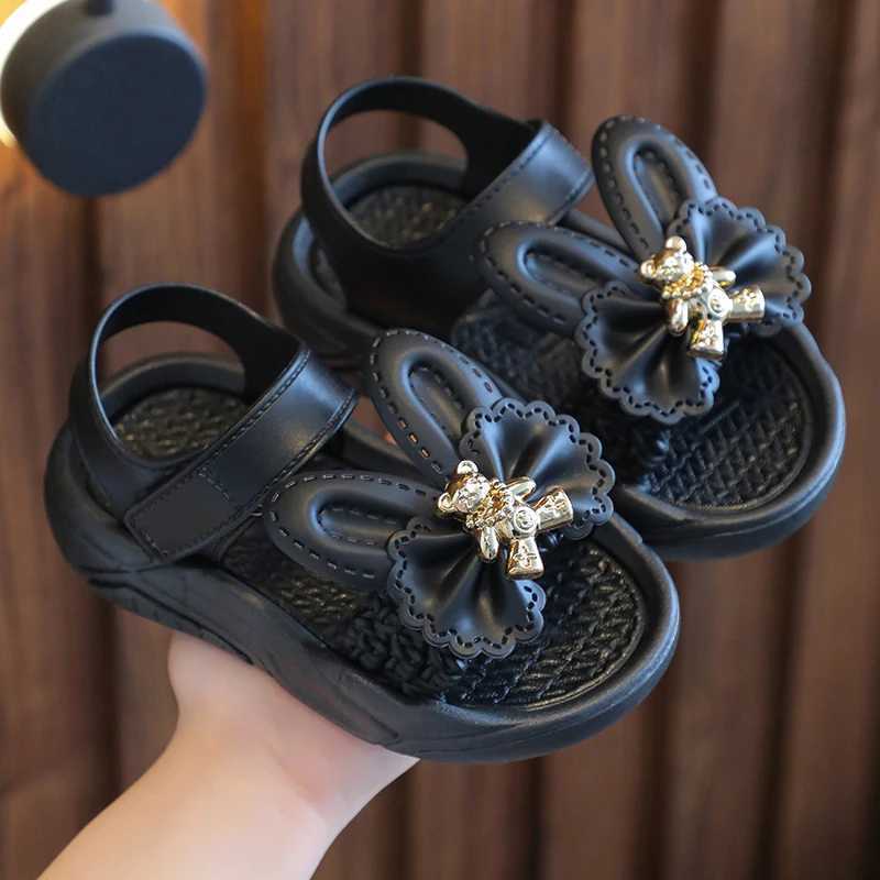 WOM0 Sandalen Childrens Sandals Summer Girls 2023 Nieuwe meisjes zachte zool anti slip kleine medium en grote kinderen baby student strandschoenen 240419