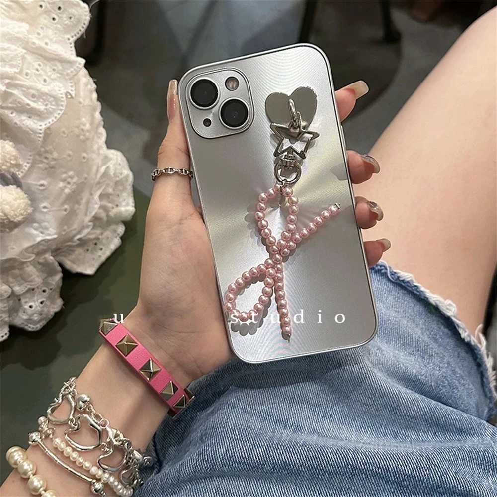Mobiltelefonfodral Ins Korea Pearl Bowknot Pendant Plating Phone Case för iPhone 15 14 12 13 Pro Max 11 Silver Gift Cover Lens Protected Shell J240418