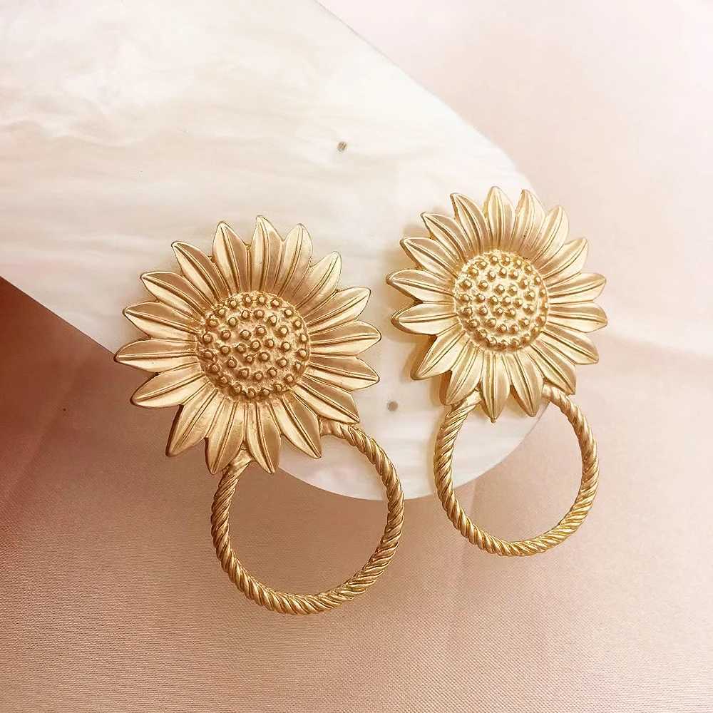 Другие корейские серьги подсолнечника золота для женщин Daisy Daisy преувеличенные винтажные металлические драгоценности 240419