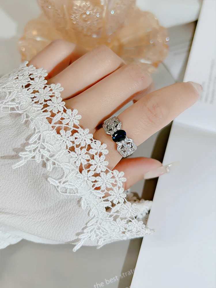 Anéis de casamento Sapphire artificial luxuoso e sofisticado da moda 925 anel de prata de alto carbono diamátil versátil e design de nicho 240419