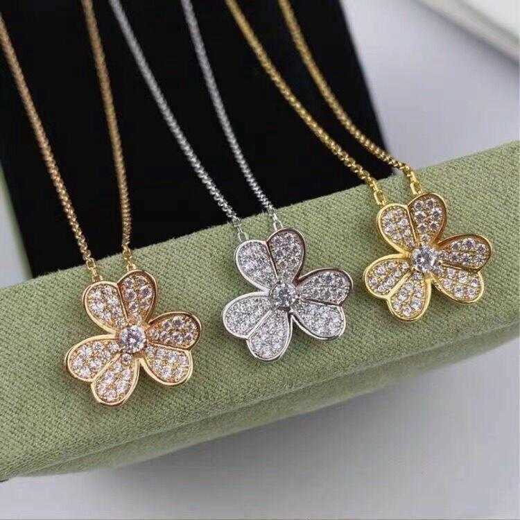 Designer Brand Van Three Leaf Flower Necklace 925 Sterling Silver Plated with 18K Gold Inlaid Diamond Grass Full Petals Pendant Collar Chain