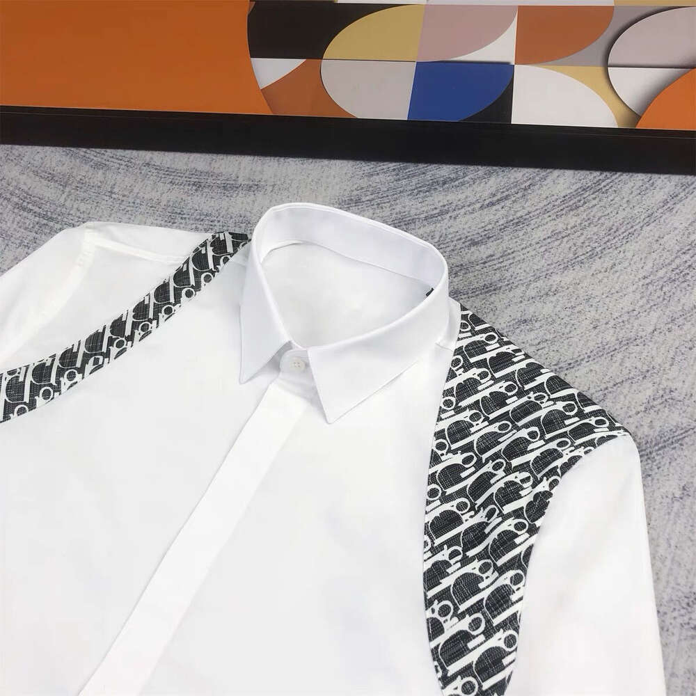 Schultergurt -Spleißen mit kontrastierenden Buchstaben, Business Casual -Shirt, cooler und trendiger Herrenschlug weiß weiße Hemd