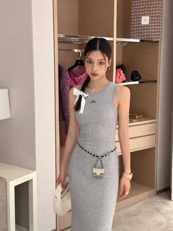 Basic & Casual Dresses Designer Celebrity temperament shows slimming side slit, mid length knee knitted skirt, embroidered vest on chest, summer dress 4HZB