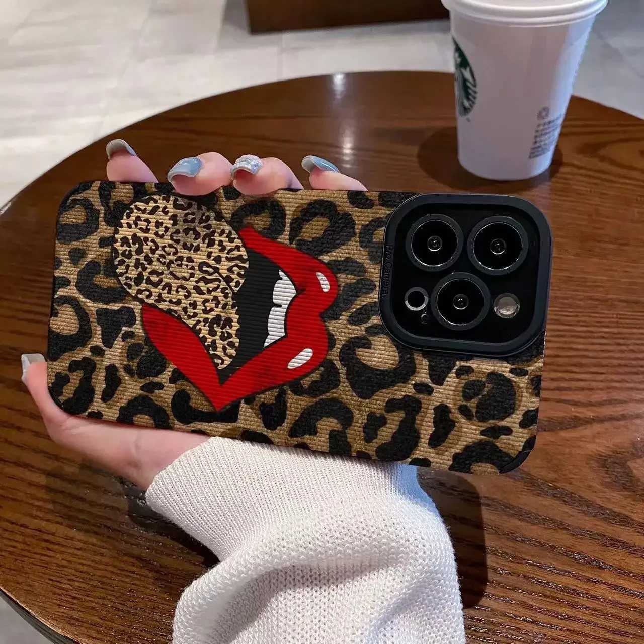 Mobiltelefonfodral Fashion Hot Red Lip Leopard Print Case för iPhone 15 Pro Max 11 12 14 13 7 8 Plus X Xs XR Kvinnlig Silicone -täckning J240418