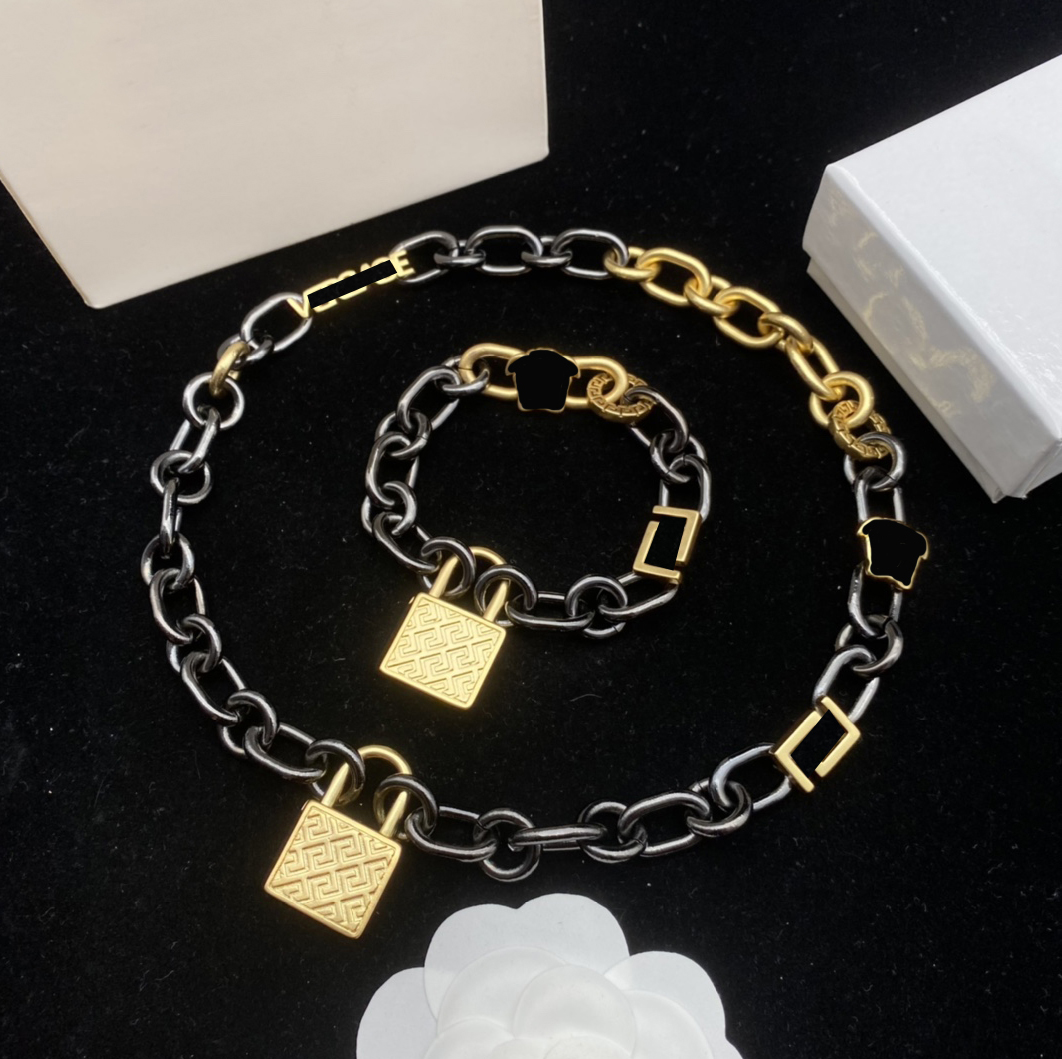 Luxury Gold Lock Cuban Chain Halsband Rostfritt stål Letter Metal Länkar Armband Interlocking Locks Halsband för kvinnor Män smyckesuppsättningar med presentförpackning