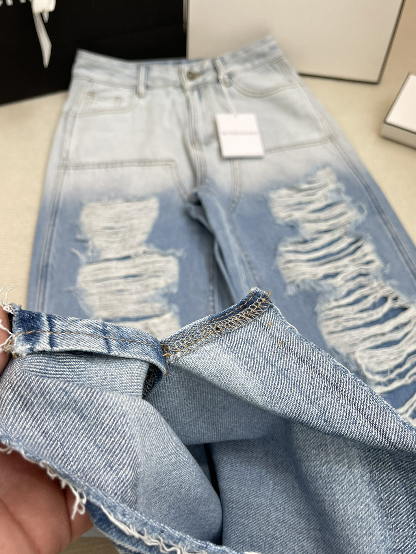 Damesontwerper jeans gradiënt scheurde rechte jeans buiten knie gescheurd en rafelde eenvoudige rechte jeans voor vrouwen