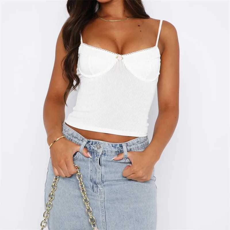 Kvinnors tankar Camis Xingqing Lace Trim Crop Top 2000 -tal Kvinnor Sexig spaghetti rem slöfri BAKTLESS BUSTIER Y2K Eesthetic Clothing Strtwear Y240420