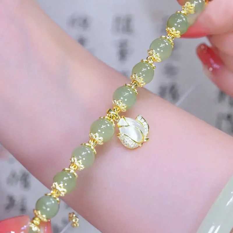 Chain Fashion Chinese Style Imitation Jade Tulip Bracelet Vintage Light Luxury Beaded Bracelet Womens Girls Party Jewelry Gift Y240420