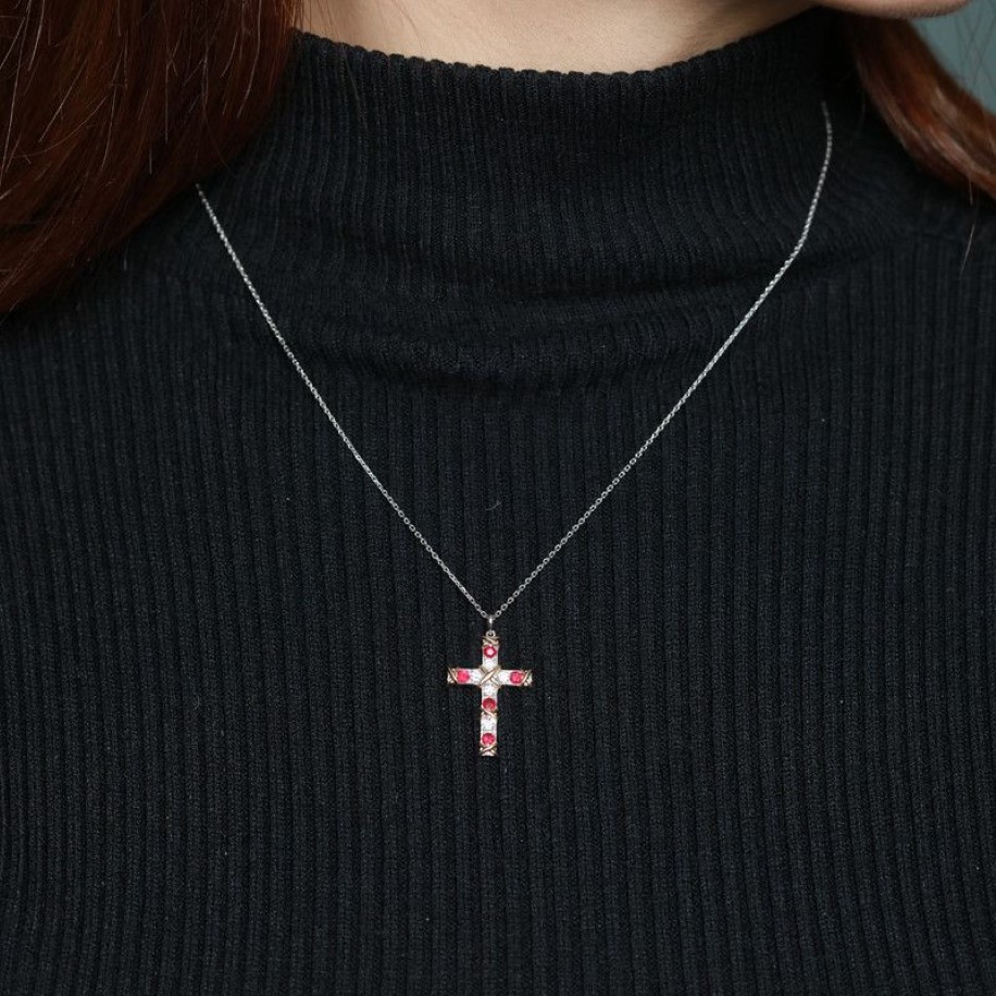 Enkel Ruby Diamond Cross Pendant Real 925 Sterling Silver Party Wedding Pendants Halsband för kvinnor Män Moissanite Jewelry Gift219L