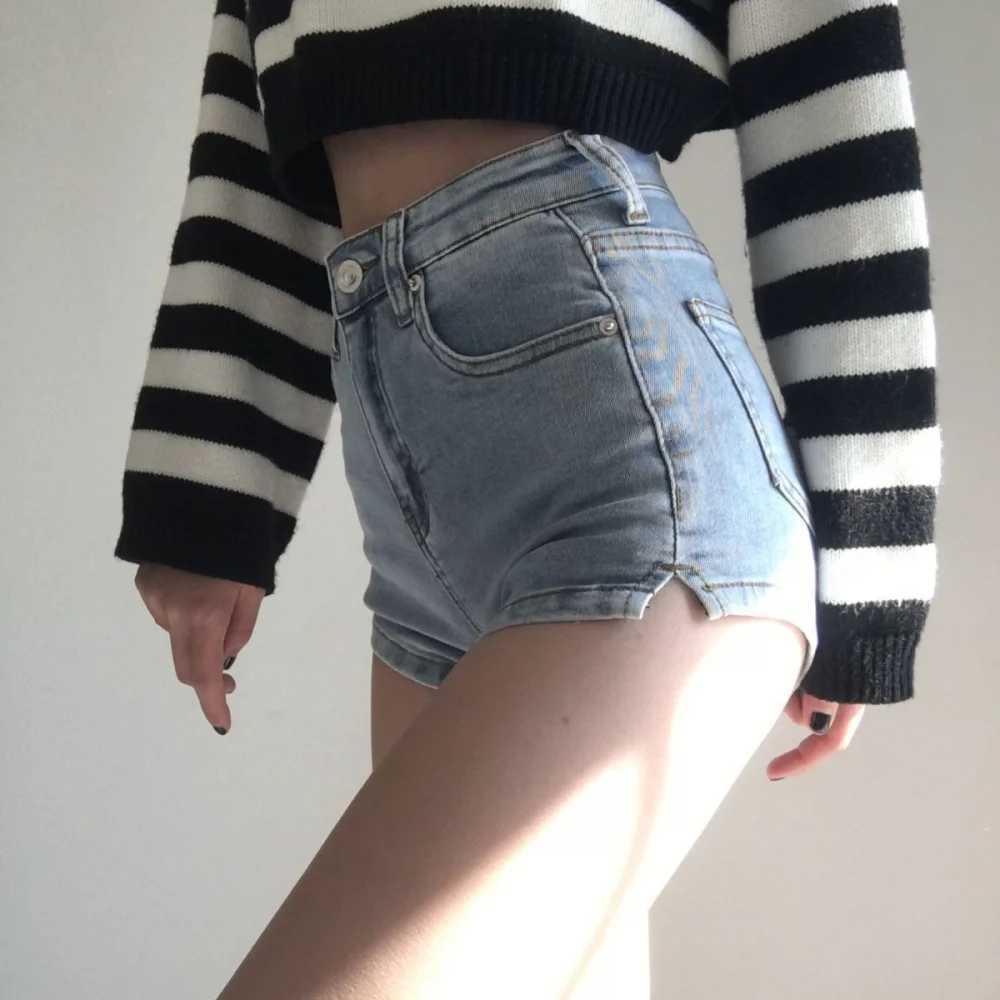 Kvinnors shorts blå jean shorts kvinnor sommar hög midja solida heta korta jeans för damer sexig elastisk delad retro denim shorts kvinna y240420