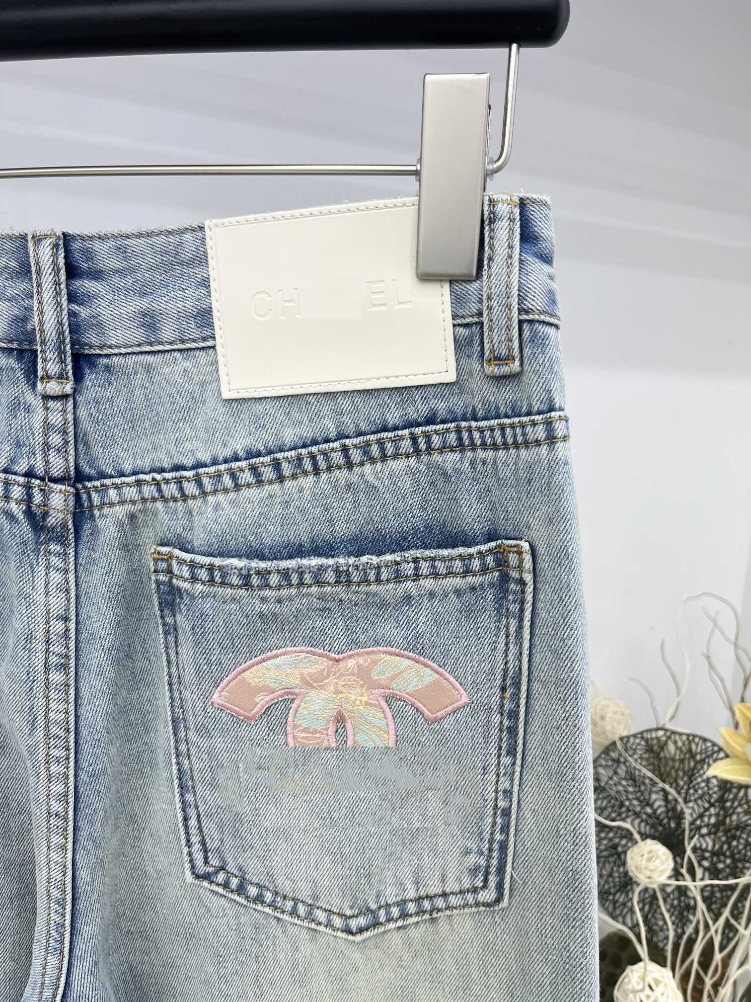 Designerin Frauen Mode Luxus Jeans Frauen Jeans Brief Grafik Jeans lässige lange, glatte Denim Mode gestickte Hose