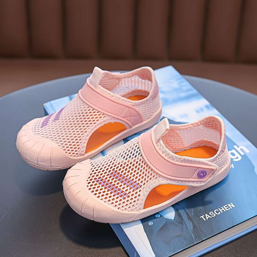 Barnens sportkrokssandaler 2024 Sommar Nya pojkar Mesh Barefoot Shoes Breattable Mesh Surface Girls 'Shoes Trendy Baotou Middle and Big Children