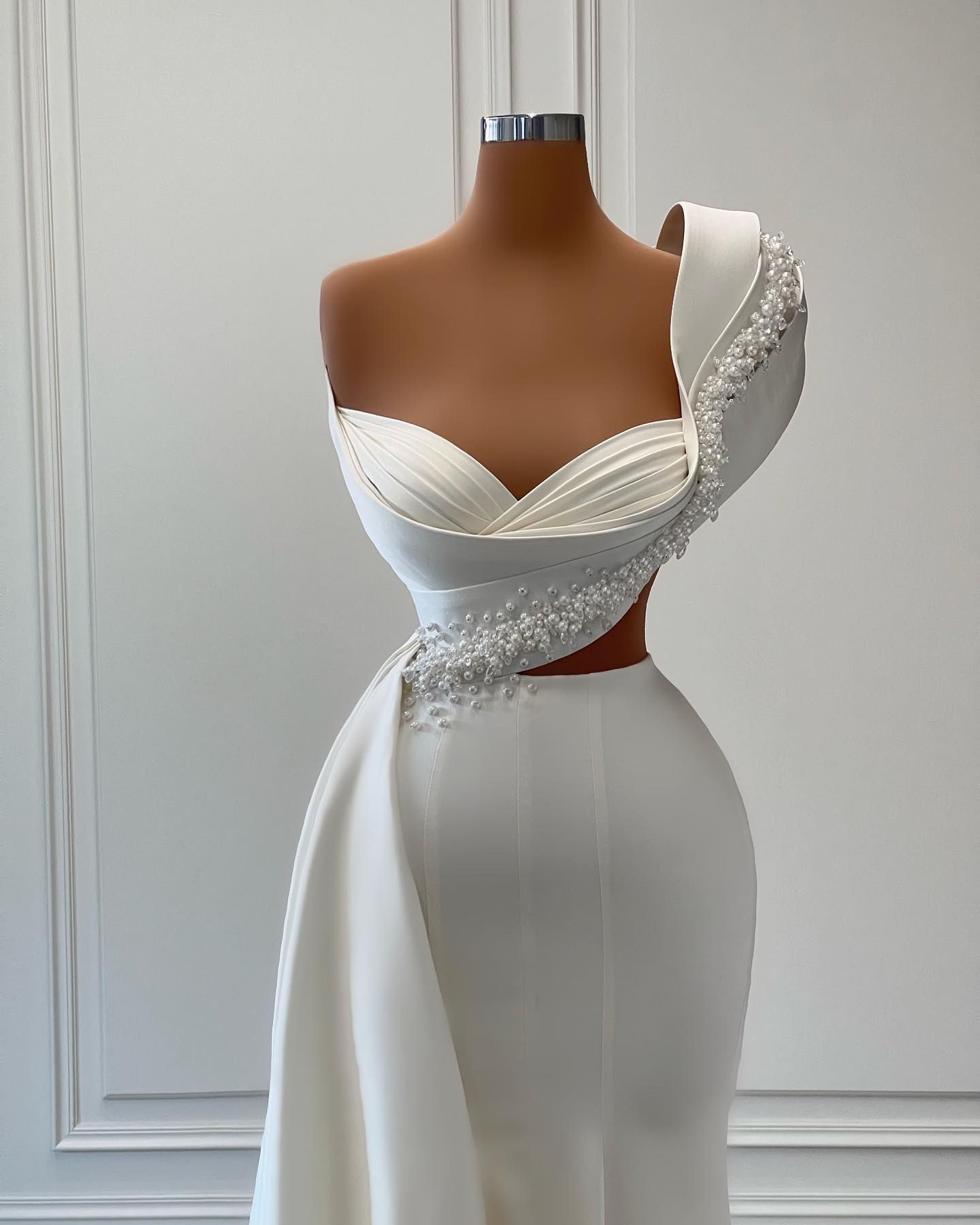 2024 Sexy Gorgeous Mermaid Wedding Dresses Bridal Gown Pearls Beaded One Shoulder Satin Cutaway Waist Sweep Train Custom Beach Country Plus Size vestido de novia