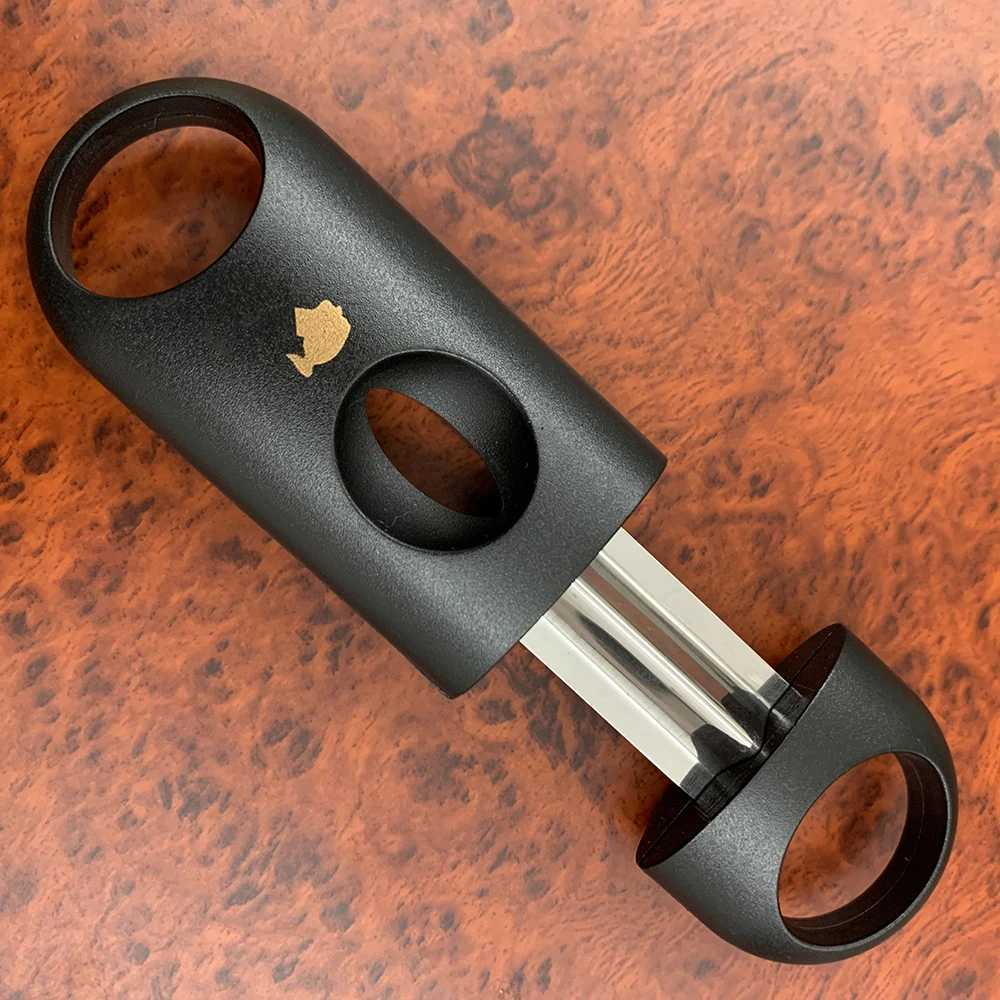 Accessoires de cigares 2022 NOUVEAU CURTER CAGLE PLASTIQUE V-coupe en acier inoxydable Blades IC Cigar Cutter Guillotine Christmas Cigar Cissers Gift T240422