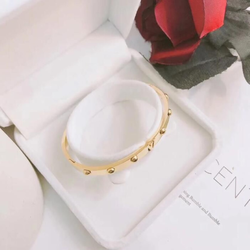 Designers Letter Bangle Brand Brand Modèle Bracelets Bijoux luxueux Fondation polyvalente en or Gold Gold pour les femmes Gift Europe176X