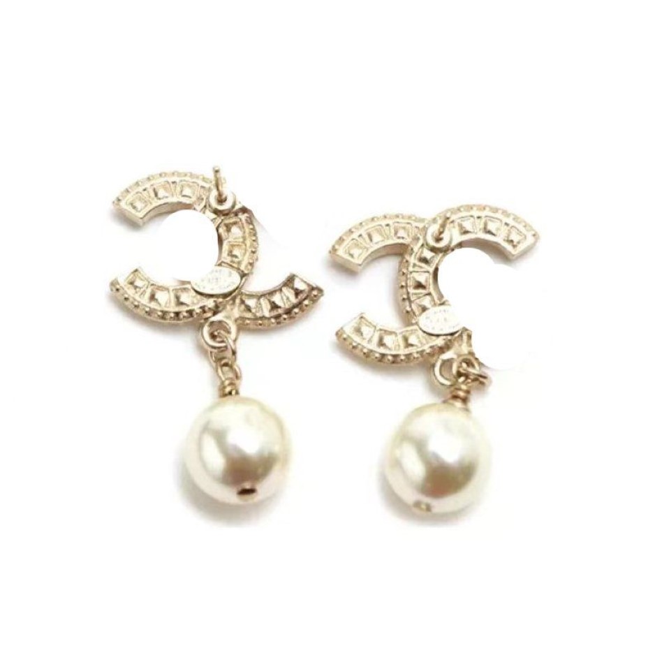 Pearl Earrings 2cm Dangle Stud Earring Designer för kvinnor Luxury Earings C Letter Syckel kvinnor 18K Diamond Wedding Presents214Y