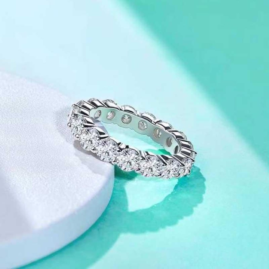 Pierścienie klastra Trendy 4 mm D Color VVS1 okrągły moissanite Eternity Band Białe złoto PlATED 925 Srebrny obrączka ślubna Anniversar246H