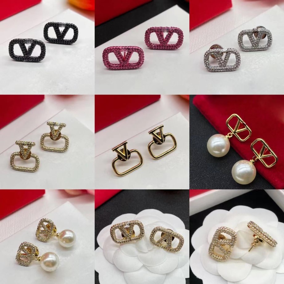 2023 Nouvelles boucles d'oreilles Stud pour femmes Tempérament simple et américain Simple Small Pearl Diamond Lettre de boucles d'oreilles Cadeau d'anniversaire Weddin259a