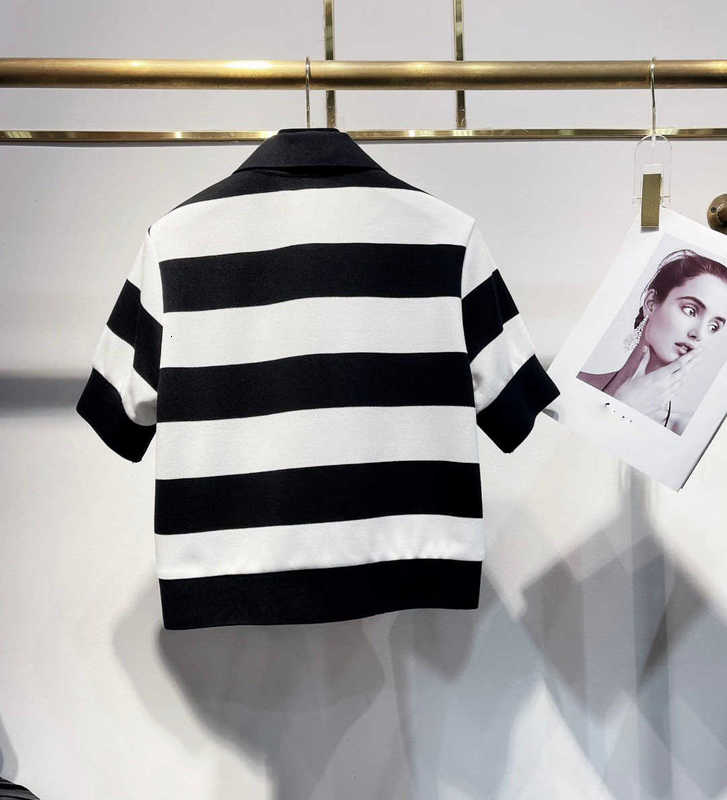 Frauen T-Shirt Designer Inspring/Sommer Neue miukasuelle minimalistische Modestreifen Kontrast vielseitiger Polo Neck Kurzschlärm T-Shirt CVBC