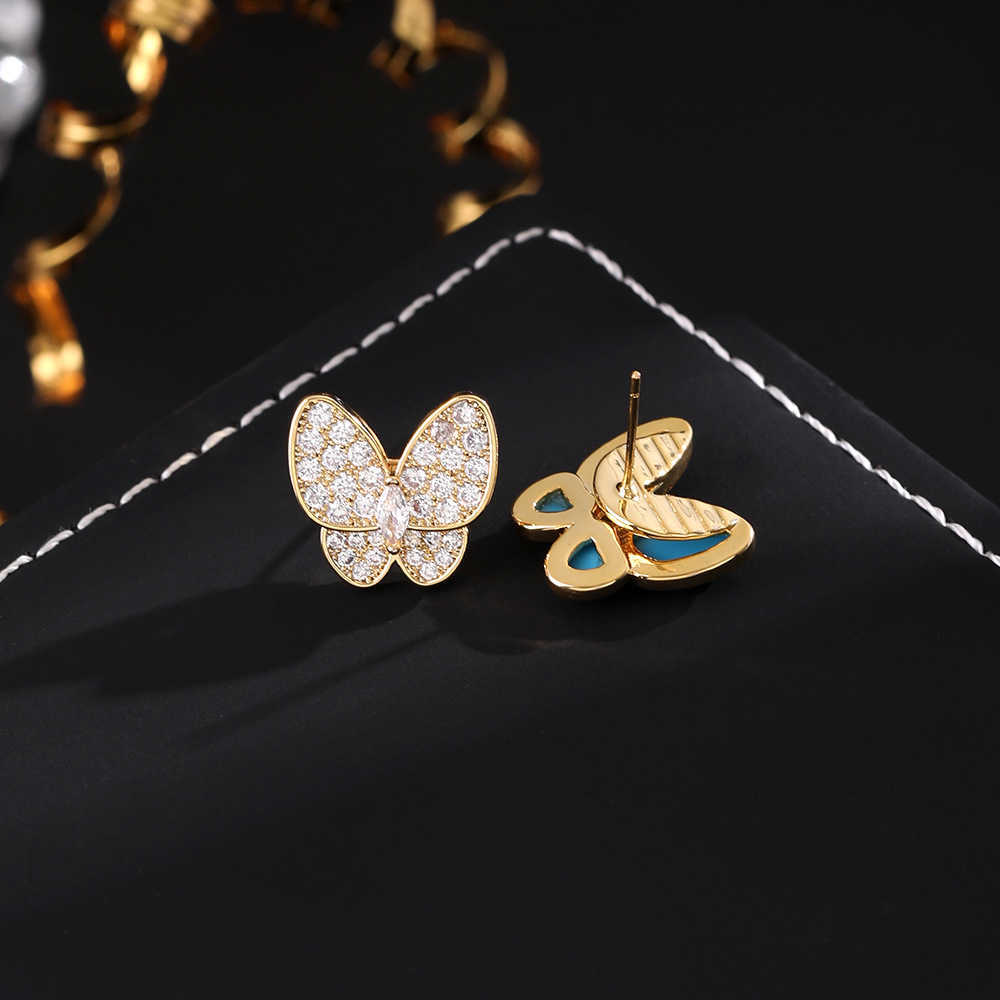 Charme de créateur Fashion haut de gamme Tempérament polyvalent de niche douce Niche Van Butterfly Boucles d'oreilles asymétriques Émail bleu Diamond complet pour les femmes