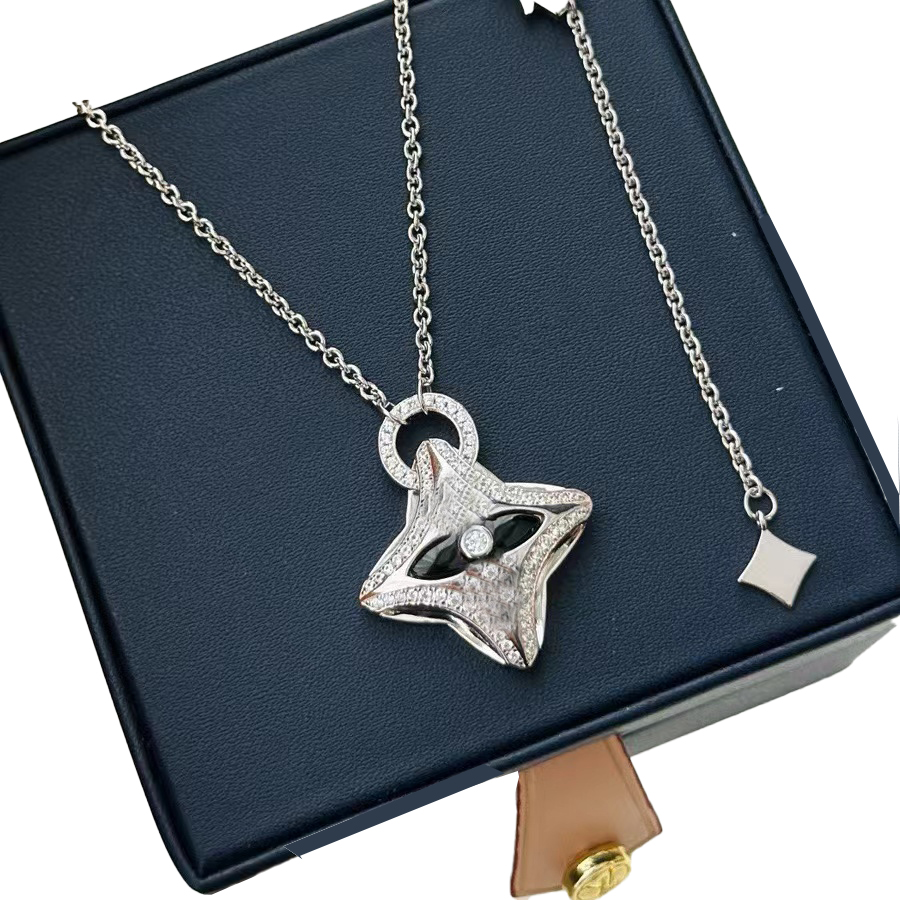 Luxury Brand L Collier de pendentif de trèfle de créateur S925 Collier pendentif diamant en platine en argent sterling adapté à la boîte cadeau bijoux pour femmes