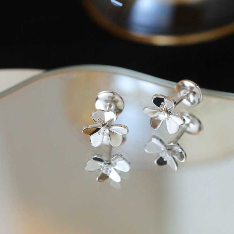デザイナーチャームヴァンゴールドプレミアムエディションクローバーイヤリング18Kグロスダイヤモンドペタルの花を備えた女性のシンプルでエレガントなスタイルに適しています