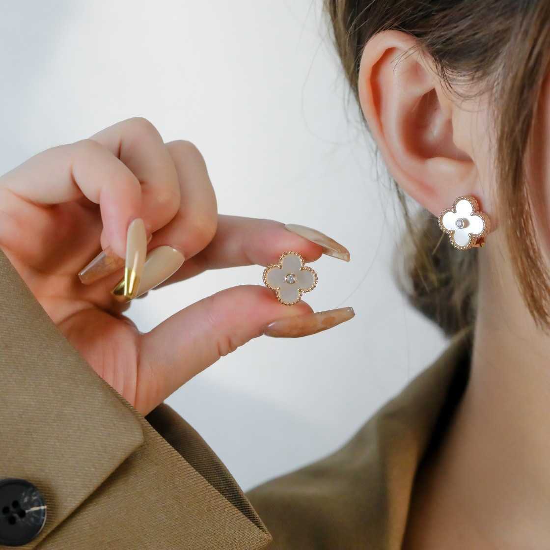 Дизайнерский шарм Ван Хай версии Четыре Серьги из листовой травы для женщин 925 Серебряный инкрустанный бриллиант.