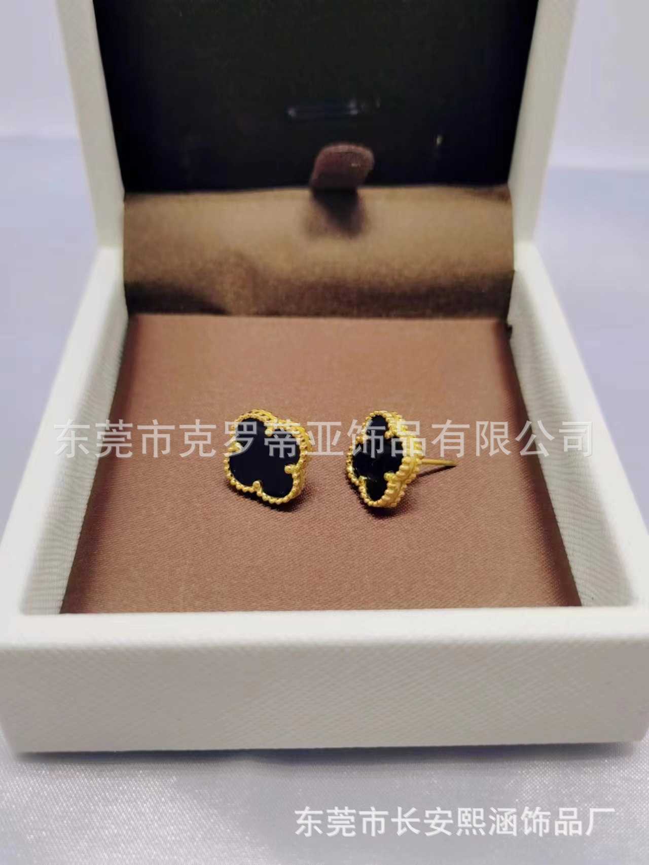 Charme de créateur Boucles d'oreilles à la mode et de luxe à quatre feuilles pour les femmes non décollantes petites populaires Beimu Jade Marrow High Edition