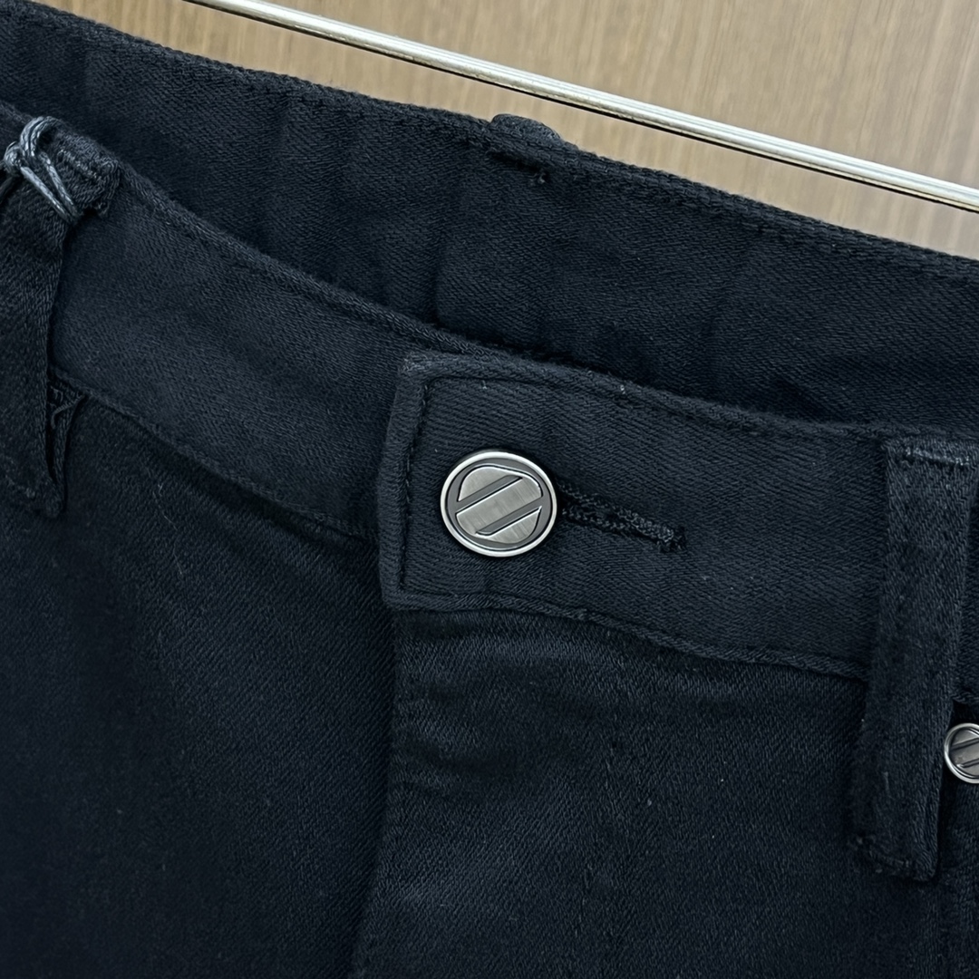 2024 Spring Herbst Sticker Briefdruck Reißverschluss Männer Jeans gebleichtes Licht gewaschener Mann des Mannes Long Bleistift Hose WCNZ104